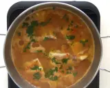 Guiso de corvina burbujeante con perejil picado, listo para servir. ¡Perfecto para tus recetas de corvina guisada!