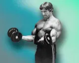 Arnold Schwarzenegger beim Bizeps-Training. Er macht konzentrierte Wiederholungen für sein Hypertrophietraining.