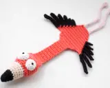 Flamenco amigurumi hecho a mano, con ojos saltones y pico bicolor. ¡Un patrón gratis para crear tu propio flamenco!