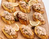 Bruschettas garnies de rillettes de sardines, câpres et quartiers de citron. Un délice pour l'apéritif.