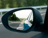 Retrovisor lateral con indicador de punto ciego. Es obligatorio tener al menos un retrovisor exterior en el coche para una conducción segura.