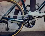 Rower Scott z grupą osprzętu Shimano 105 szosa. Widoczny mechanizm korbowy, przerzutka tylna i kaseta.