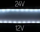 Porównanie jasności taśm led 12V i 24V. Górna taśma 24V świeci jaśniej niż dolna 12V.