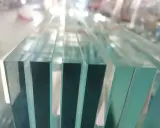 Pilares de vidrio apilados, cada uno con un peso de vidrio 6+6, listos para ser instalados.