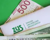 ZUS i banknot 500 zł. Symbol wsparcia dla osób niepełnosprawnych, nadzieja na lepsze jutro.