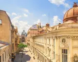 Urokliwa ulica z zabytkową architekturą i kopułą. Idealne miejsce, gdzie polecieć na weekend, by poczuć klimat miasta.