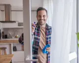 Jak myć okna ściągaczką bez smug? Sprawdzone triki i porady