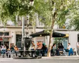Gemütliche Straßencafés in Barcelona, perfekt für eine entspannte Pause bei deinem Städtetrip. Genieße das Flair der Stadt, auch wenn du nur Barcelona in 2 Tagen erkundest.
