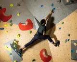 Wspinacz na ściance używa magnezji, co to jest? To proszek poprawiający chwyt, niezbędny w boulderingu.