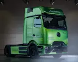 Camión verde brillante Mercedes eActros 600, "CHARGED TO CHANGE", listo para revolucionar el transporte.