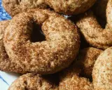 Dolci anelli con zucchero di canna e spezie, perfetti per scoprire cosa mangiare in Umbria.