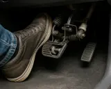 Pie izquierdo sobre el pedal embrague suelto, listo para cambiar de marcha.