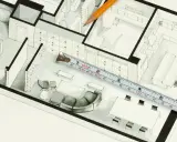 Plan architektoniczny z meblami, miarką i ołówkiem. Obliczanie powierzchni użytkowej to klucz do funkcjonalnego wnętrza.