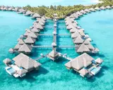 Bora Bora, gdzie jest? Rajskie domki na wodzie w turkusowej lagunie, otoczone palmami.