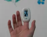 Pulsoksymetr na palcu pokazuje 97% nasycenia tlenem i 76 uderzeń na minutę. To dobry wynik, znacznie lepszy niż tętno spoczynkowe 50.