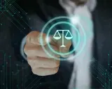 Dłoń wskazująca na symbol wagi prawnej na tle cyfrowej sieci.