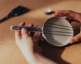 Jak zrobić instrument muzyczny do szkoły? Proste, z gumek i talerzyka.