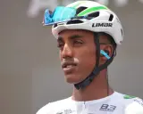 Radfahrer Henok Mulubrhan mit Helm und Brille, bereit für das Rennen.