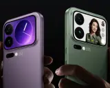Dwa telefony Xiaomi najnowszy model w kolorach fioletowym i zielonym. Jeden pokazuje zegar, drugi selfie z kobietą.