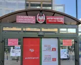 Wejście do Urzędu Skarbowego Warszawa Praga. Informacje o godzinach otwarcia i możliwości załatwienia spraw online. Urząd skarbowy bada majątek, ale tu można załatwić sprawy szybko.