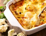 Un délicieux gratin de chou-fleur crémeux et doré, prêt à être dégusté.