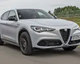 Srebrny Alfa Romeo Stelvio w ruchu. Sprawdź aktualną alfa romeo stelvio cena i wybierz swój wymarzony SUV.