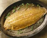 Un dorado lenguado a la meunière, recién salido de la sartén, con perejil picado.