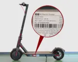 Trottinette électrique Xiaomi M365, avec une étiquette indiquant les spécifications. Le poids n'est pas mentionné, mais la puissance est de 250W.