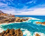 Madeira: Naturschwimmbecken an der Küste. Die Madeira Klimatabelle zeigt, dass die beste Reisezeit ganzjährig ist.