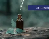 Una goccia di olio essenziale cade da un contagocce in una bottiglia ambrata, accanto a una foglia verde. Scopri come usare gli oli essenziali sulla pelle per un benessere naturale.