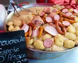 Choucroute garnie d'Alsace, une spécialité alsacienne généreuse avec saucisses, lard, porc et pommes de terre sur choucroute.