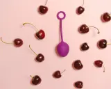 Fioletowa kulka z uchwytem i wiśnie. Szukasz sposobów, jak zmniejszyć popęd seksualny domowe sposoby?