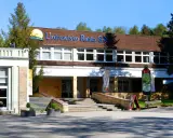 Sanatorium Jagiellonka w Rabce-Zdroju, budynek z napisem "Uzdrowisko Rabka S.A." i dużą butelką solanki.