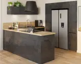 Îlot de cuisine moderne avec plan de travail en bois, idéal pour un deco plan de travail cuisine. Un réfrigérateur argenté et une hotte noire complètent l'ensemble.