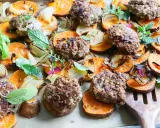 Ugnsbakade köttbullar på sötpotatis med lök och örter. En härlig majskolv i ugn-inspirerad rätt.
