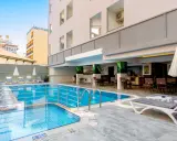 Basen i leżaki przy Diamond Hill Resort. Idealne miejsce na relaks i orzeźwienie.