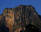 Wodospad Angel Falls, najwyższy wodospad świata, spada kaskadą z ogromnego, skalnego płaskowyżu w Wenezueli.