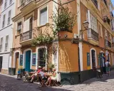 Gemütliche Straßencafés in Cádiz laden zum Verweilen ein, perfekt für eine Pause vom **Cadiz shopping**.