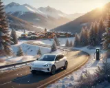 Coche eléctrico blanco en carretera nevada, listo para planificar ruta coche eléctrico. Pueblo y montañas al fondo.