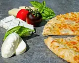 Świeża bazylia, pomidory i różne sery – idealne dodatki, co zamiast oregano do pizzy.