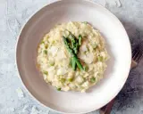 Cremiges Spargel-Erbsen-Risotto, garniert mit frischem Spargel und Parmesan. Ein Beweis für die besten Risotto Rezepte.
