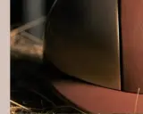 Brązowy kask jeździecki KEP Italia z metalicznym elementem i logo.