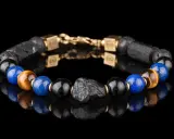Bransoleta z lapis lazuli i kamienia wulkanicznego, ozdobiona złotymi elementami. Idealna dla osób szukających swojego znaku zodiaku.