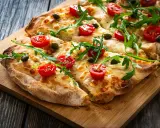 Pinsa co to? Puszysta, lekka i chrupiąca, z pomidorkami, rukolą i mozzarellą. Idealna na przekąskę!