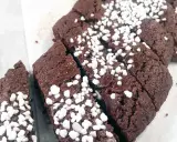 Chokladsnittar recept: Mörka, sega chokladkakor toppade med pärlsocker. Perfekta att baka till fikat!