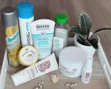 Tierversuchsfreier Shampoo-Bar mit Zitrone-Orange, Lavera Hydro Feeling Duschgel und Briogeo Haarpflegeprodukte auf einem Tablett.