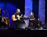 Melissa Horn barn på scen i Sverige, med gitarr och mikrofon.