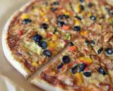 Pyszna pizza z oliwkami i kolorową papryką, jeden z wielu apetycznych rodzajów pizzy.