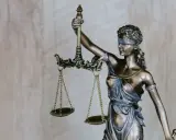 Figurka Temidy z wagą, symbol sprawiedliwości. Niech jej oko nie przymyka się na plagiat.