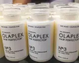 Reihen von Olaplex Hair Perfector No. 3 Flaschen, die bei Haarausfall helfen.